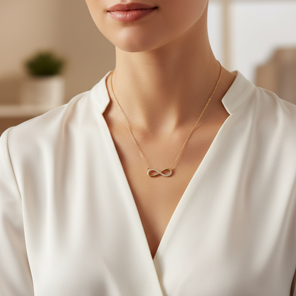 无限符号项链-佩戴特写