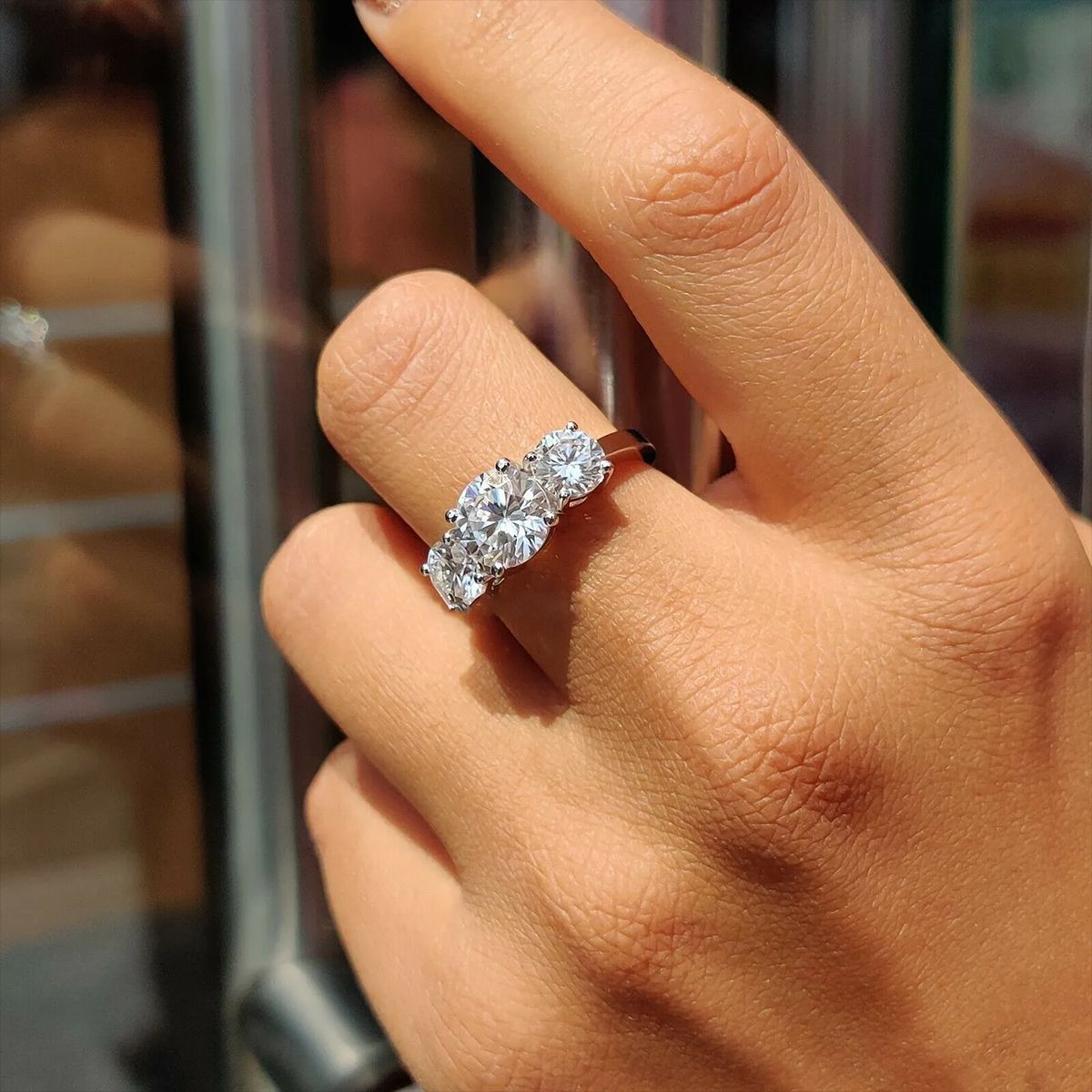 Optimized Title: Sparkling 3-Zircon Ring for Women - Engagement & Proposal Simulated Diamond Ring 优化说明：