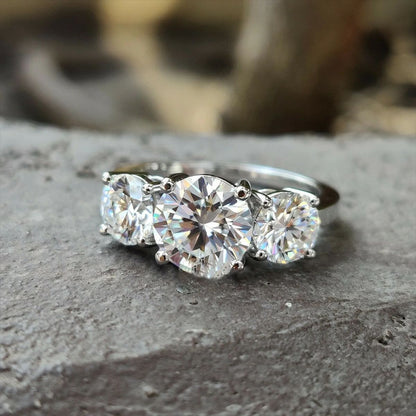 Optimized Title: Sparkling 3-Zircon Ring for Women - Engagement & Proposal Simulated Diamond Ring 优化说明：