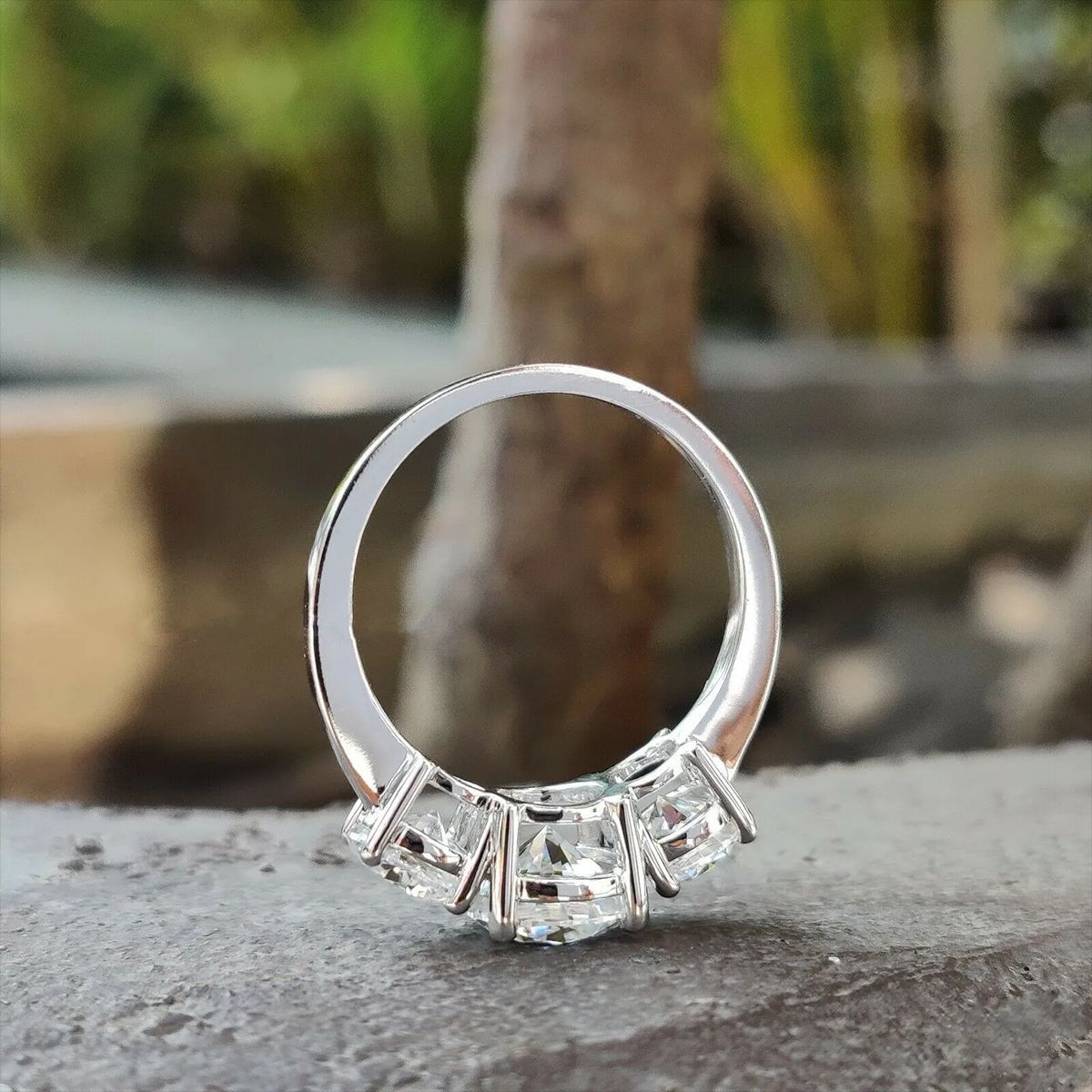 Optimized Title: Sparkling 3-Zircon Ring for Women - Engagement & Proposal Simulated Diamond Ring 优化说明：