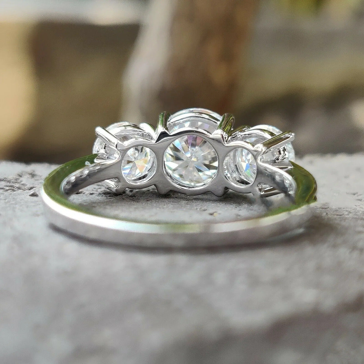 Optimized Title: Sparkling 3-Zircon Ring for Women - Engagement & Proposal Simulated Diamond Ring 优化说明：